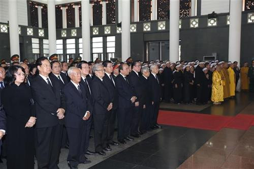 参加杜梅追悼会的各位代表。 图自越通社