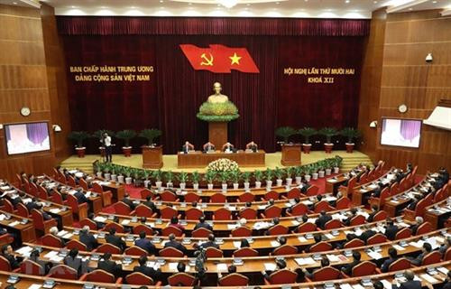 越共中央政治局委员、国会主席阮氏金银代表中央政治局引导会议。图自越通社