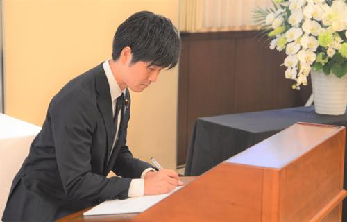 原越共中央总书记杜梅吊唁仪式在日本举行 ảnh 2