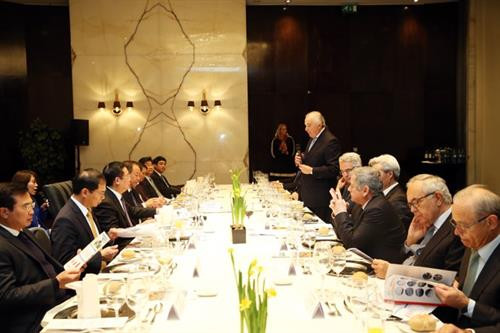 对话全景。(图片来源:越通社) 对话全景。(图片来源:越通社)