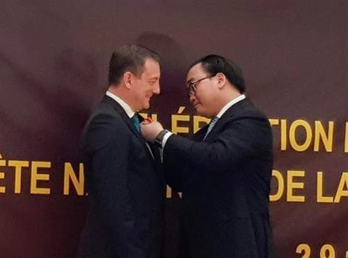 黄忠海代表国家主席向Bertrand Lortholary大使授予友谊勋章。图自越通社
