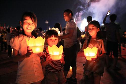 儿童们参加放花灯活动。图自越通社 儿童们参加放花灯活动。图自越通社