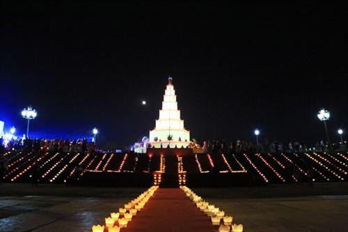 海阳省日前在六头江上举行祈安法会和放花灯活动,缅怀为国为民牺牲的英雄烈士,为在打击元、蒙侵略者战争时期死战的陈朝兵士灵魂祈求超度。图自越通社 海阳省日前在六头江上举行祈安法会和放花灯活动,缅怀为国为民牺牲的英雄烈士,为在打击元、蒙侵略者战争时期死战的陈朝兵士灵魂祈求超度。图自越通社