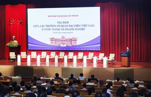 越南外交部举行越南驻近100个国家和地区首席代表与企业座谈会。 图自越通社