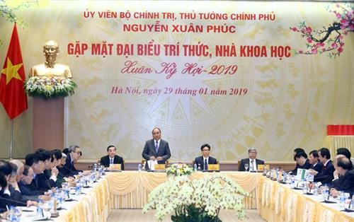 阮春福在见面会上发表讲话。图自越通社
