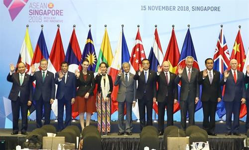越南政府总理阮春福（左一）同出席第13届东亚峰会的各国领导人合影。越通社记者 统一 摄