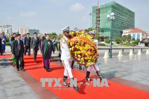 丛氏放一行已来到设在首都金边的越柬友谊纪念碑敬献花圈。（图片来源：越通社）