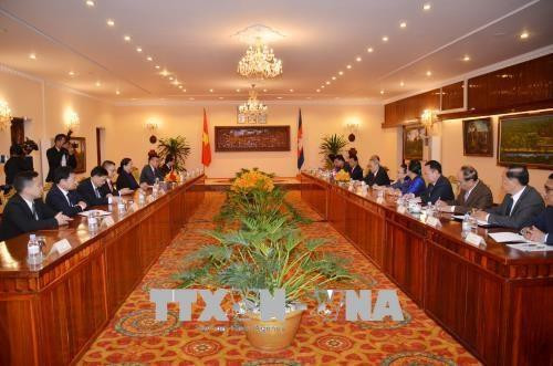 丛氏放与柬埔寨参议院第一副主席奈北纳举行会谈。图片来源：越通社