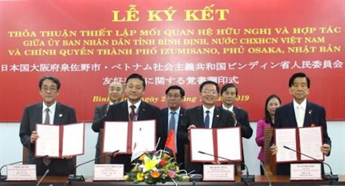 越南平定省与日本泉佐野市签署合作协议。图自越南人民报