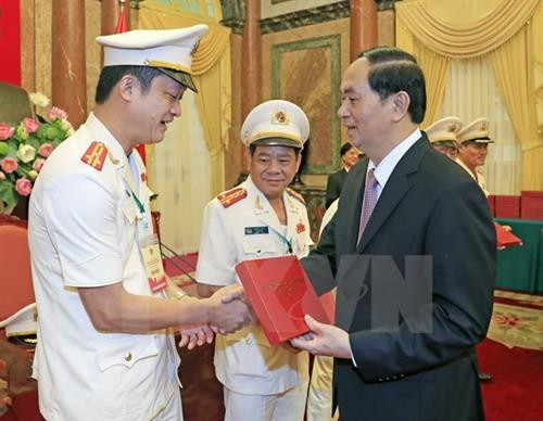 陈大光向一名人民武装力量英雄赠送礼物。（图片来源：越通社）