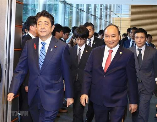 日本首相安倍晋三与越南政府总理阮春福（右）。图自越通社