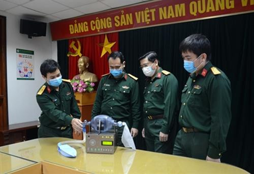 108中央军医院装备科干部、工程师成功制造ASS1-108呼吸辅助设备。图自《人民军队报》