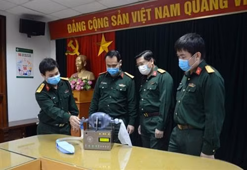 108中央军医院装备科干部、工程师成功制造ASS1-108呼吸辅助设备。图自《人民军队报》