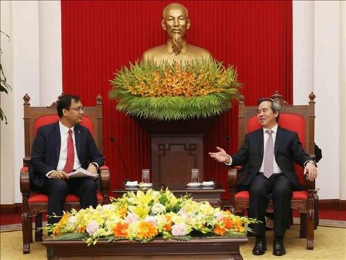 阮文平会见越南可口可乐饮料有限公司总经理Sanket Ray。图自越通社