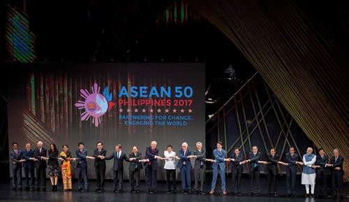 东盟各成员国和各伙伴领导合影。（图片来源：越通社）