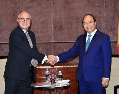 阮春福总理会见胜利工业集团总裁兼首席执行长麦万里。（图片来源：越通社）