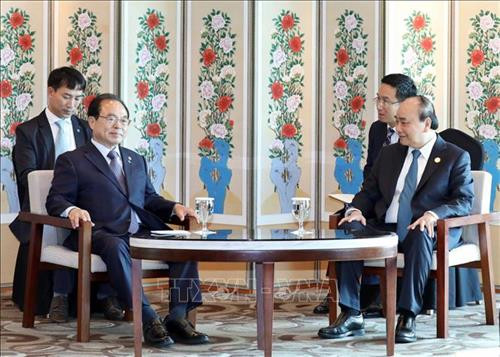 越南政府总理阮春福会见韩国釜山市市长吴巨敦。图自越通社