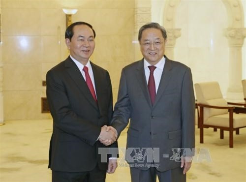 国家主席陈大光（左）会见中国全国政协主席俞正声。（图片来源：越通社）