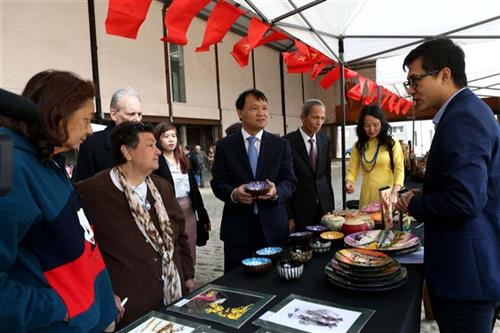 “越南日”是今年两国建交25周年的切实活动之一。图自越通社 “越南日”是今年两国建交25周年的切实活动之一。图自越通社