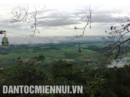 每逢春季，数百万游客到婆殿瞻拜。图：黎德宏 目前，游客可以 坐 缆车到访婆庙或 徒步 登 上 山顶。图：黎德宏 上和同寺之路。图：黎德宏