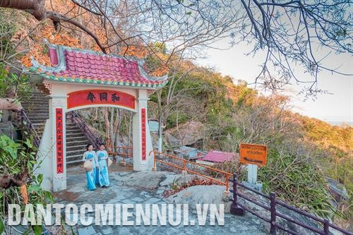 每逢春季,数百万游客到婆殿瞻拜。图:黎德宏 目前,游客可以 坐 缆车到访婆庙或 徒步 登 上 山顶。图:黎德宏 上和同寺之路。图:黎德宏 每逢春季,数百万游客到婆殿瞻拜。图:黎德宏 目前,游客可以 坐 缆车到访婆庙或 徒步 登 上 山顶。图:黎德宏 上和同寺之路。图:黎德宏