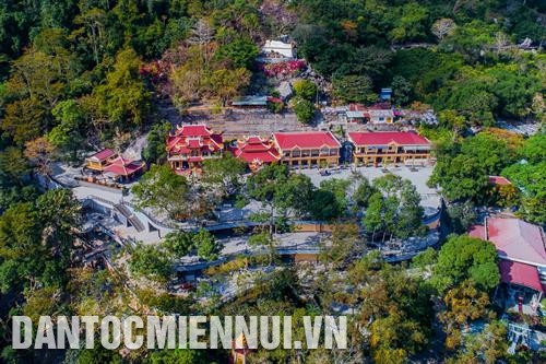 灵山天石洞(即婆殿)按照 阶梯 模式扩建,让游客可以更容易观赏美景。图:黎德宏 灵山天石洞(即婆殿)按照 阶梯 模式扩建,让游客可以更容易观赏美景。图:黎德宏