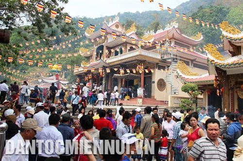 每逢春季，数百万游客到婆殿瞻拜。图：黎德宏 目前，游客可以 坐 缆车到访婆庙或 徒步 登 上 山顶。图：黎德宏 上和同寺之路。图：黎德宏