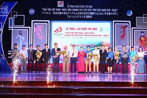 组委会向获奖作者颁发奖项。图自越通社