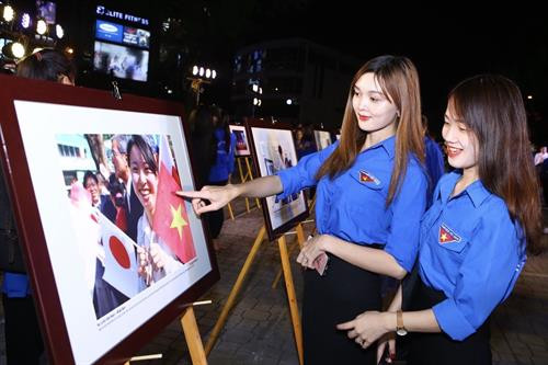 图片展吸引许多年轻人前来参观。图自越通社