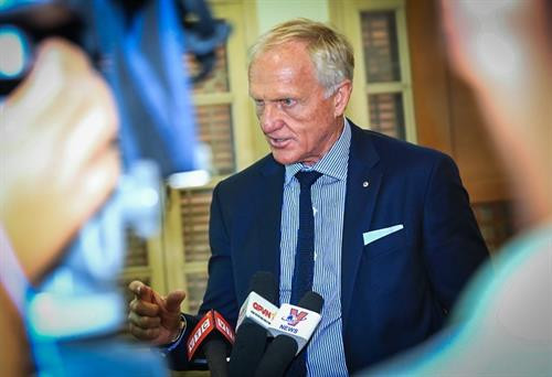 澳大利亚传奇高尔夫球手格雷•诺曼。 图自越通社