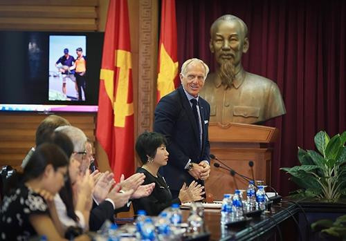 澳大利亚传奇高尔夫球手格雷•诺曼发表讲话。 图自越通社