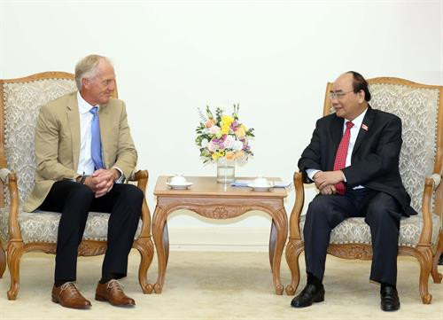 政府总理阮春福会见越南旅游大使。图自越通社