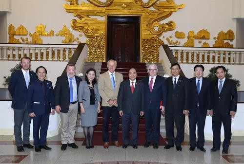 阮春福总理与越南旅游大使格雷格·诺曼合影。图自越通社