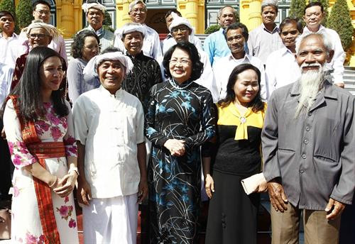 邓氏玉盛与宁顺省少数民族先进模范代表团合影留念。图自越通社