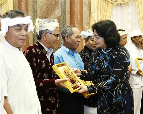 国家主席邓氏玉盛向宁顺省少数民族先进模范代表团赠送礼物。图自越通社