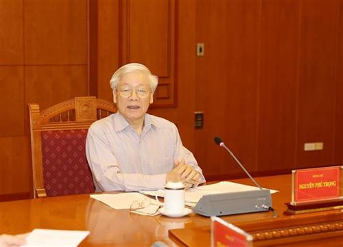 阮富仲在发表总结讲话。图自越通社