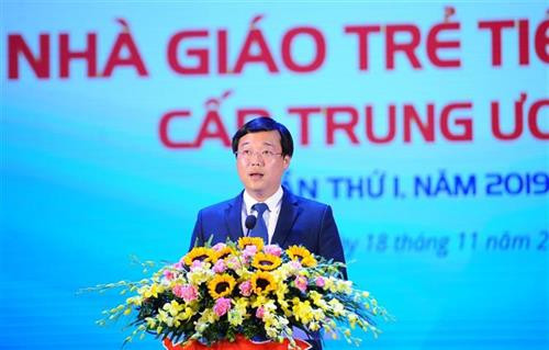 黎国峰在表彰大会上发表讲话。图自越通社 黎国峰在表彰大会上发表讲话。图自越通社