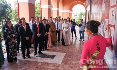 胡志明市领导参观胡志明博物馆胡志明市分管。（图片来源：http://congan.com.vn）
