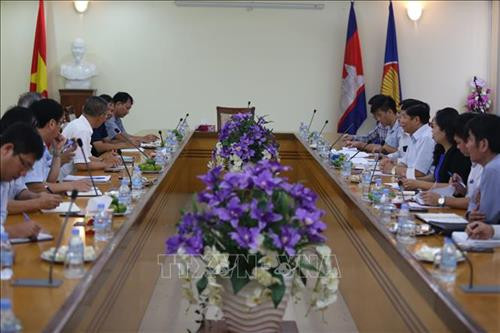 阮国强与日本驻越大使馆工作人员举行工作交谈。图自越通社