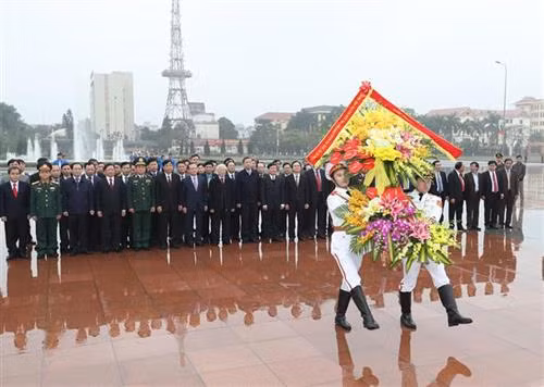 阮富仲前往设在兴安市宪南坊的阮文灵总书记塑像前献上鲜花。 越通社记者 智勇 摄。