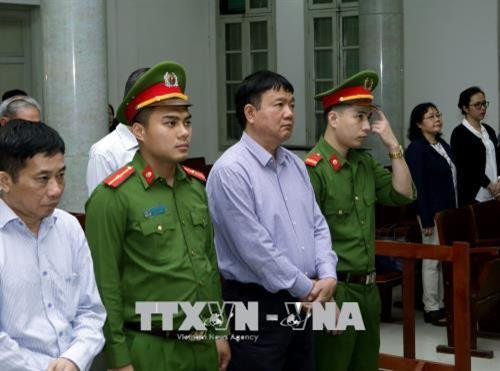 丁罗升与其他6名同案犯听取法院宣判。(图片来源:越通社) 丁罗升与其他6名同案犯听取法院宣判。(图片来源:越通社)