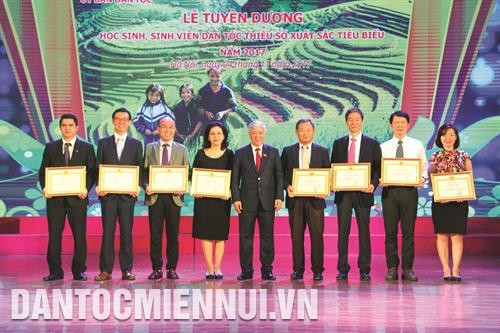 越共中央委员、国会民族委员会主任杜玉战向表彰大会赞助商颁发证书，对他们的贡献给予认可。