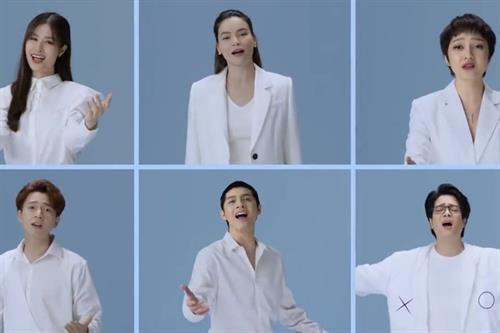 六位著名歌手参与演唱。图自《劳动报》