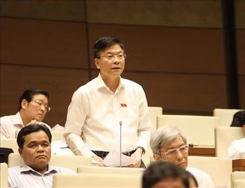 司法部部长黎成龙进行答复咨询。图自越通社 司法部部长黎成龙进行答复咨询。图自越通社