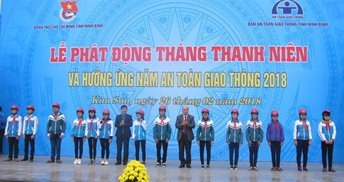 向贫困学生赠送安全帽。（图片来源：越通社）