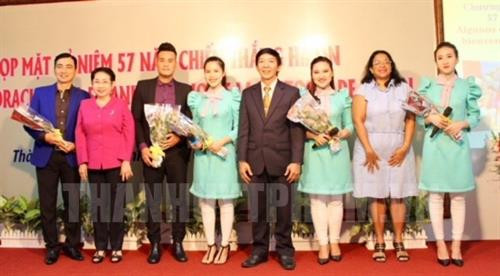 与会代表与演员们合影。（图片来源于互联网）
