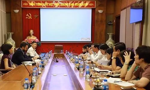 双方举行工作会谈。图自baobaohiemxahoi.vn