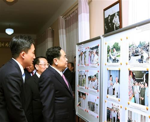 宴会上还展示了金日成历史性访越时的资料图片。图自越通社