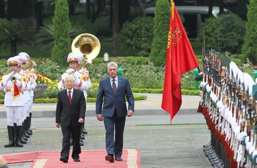 越共中央总书记、国家主席阮富仲(左)与古巴国务委员会主席兼部长会议主席迪亚斯-卡内尔检阅仪仗队。图自越通社 越共中央总书记、国家主席阮富仲(左)与古巴国务委员会主席兼部长会议主席迪亚斯-卡内尔检阅仪仗队。图自越通社