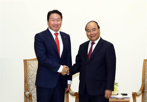 政府总理阮春福(右)会见韩国SK集团董事长崔泰源。 图自越通社
